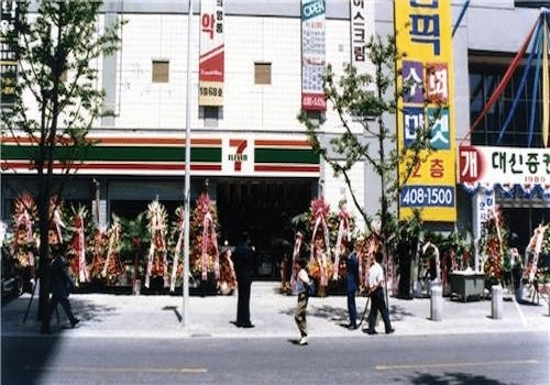 1989.05.06
세븐일레븐 1호점 '올림픽선수촌점' 오픈